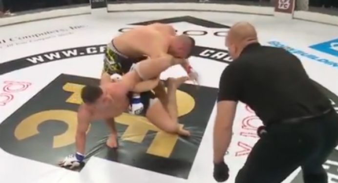 Lutador sofre lesão assustadora em evento nos Estados Unidos; veja