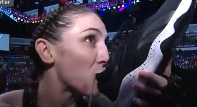 Megan Anderson celebra vitória no UFC bebendo cerveja em um tênis; veja