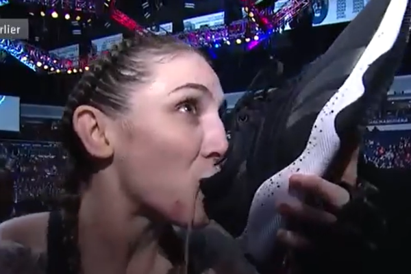 Megan Anderson celebra vitória no UFC bebendo cerveja em um tênis; veja