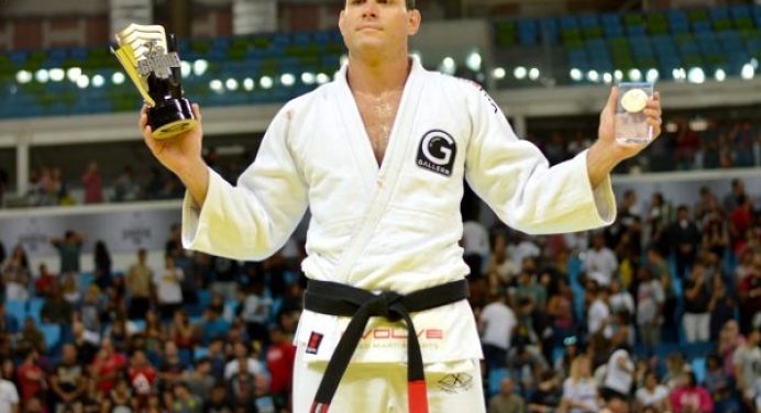 Roger Gracie revela momentos de tensão enquanto se recuperava do COVID-19