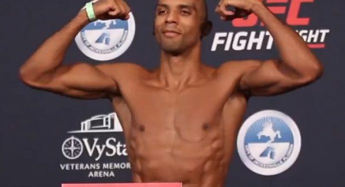 Edson Barboza tem peso inferior a rival em pesagem, e confirma estreia no peso-pena do UFC