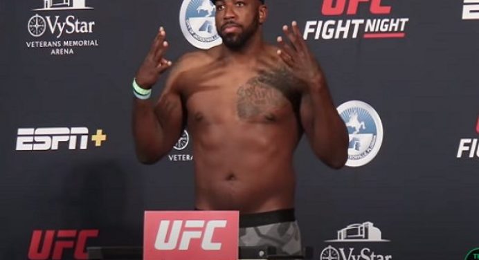 Walt Harris presta homenagem para enteada morta após derrota no UFC