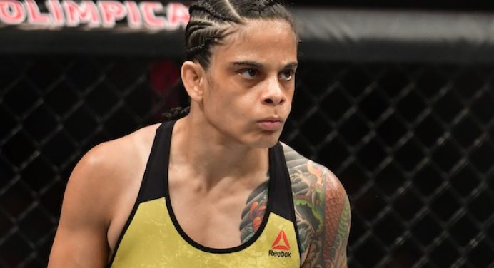 Brasileira do UFC acerta com equipe de ‘e-sport’ e promete conciliar as duas carreiras: “Não vai atrapalhar”