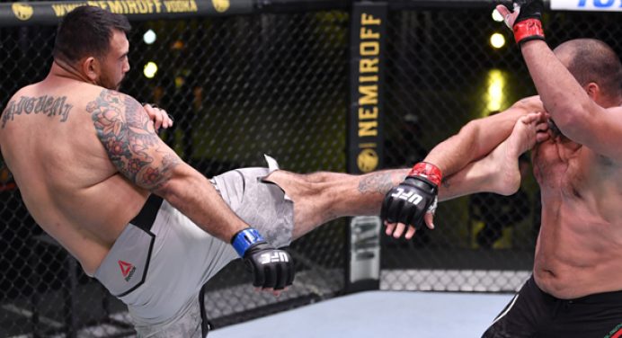 Com polêmica, Augusto Sakai vence por decisão dividida e avança no UFC