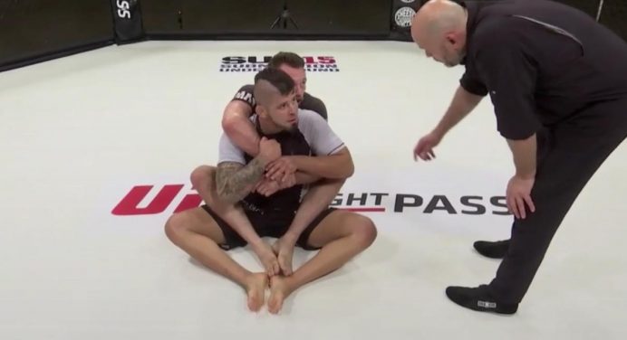 Gabriel Checco resiste, mas perde para Craig Jones na prorrogação do ‘Submission Underground’