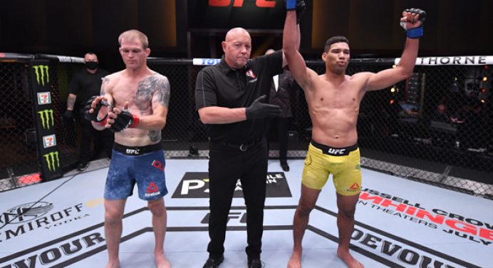 Herbert Burns dá aula de jiu-jitsu e finaliza Evan Dunham no primeiro round