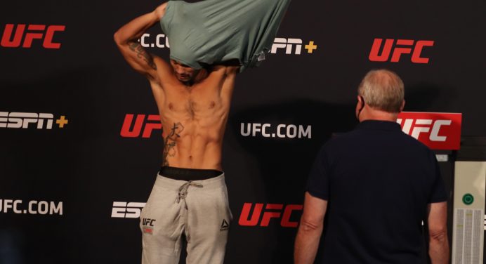 Com apenas uma falha na balança, lutadores confirmam card do UFC Las Vegas
