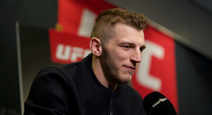 Após ter alta de hospital, Dan Hooker dá parabéns a Dustin Poirier pela vitória; veja