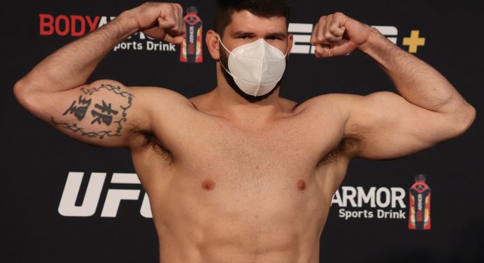 Único brasileiro no UFC Las Vegas, Philipe Lins vence fácil a balança e confirma luta