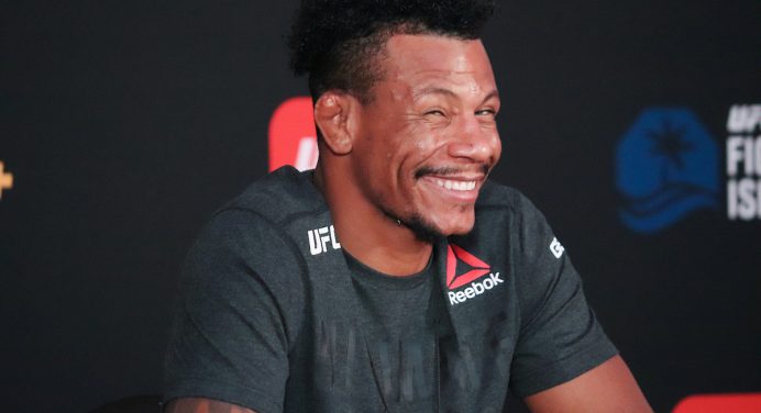 ‘Cowboy’ promete dar “boas-vindas” à rival no UFC: “Aqui o buraco é mais embaixo”