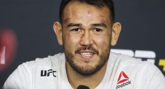 Sakai revela dificuldade com lesão nas costelas, mas reconhece mérito de Overeem