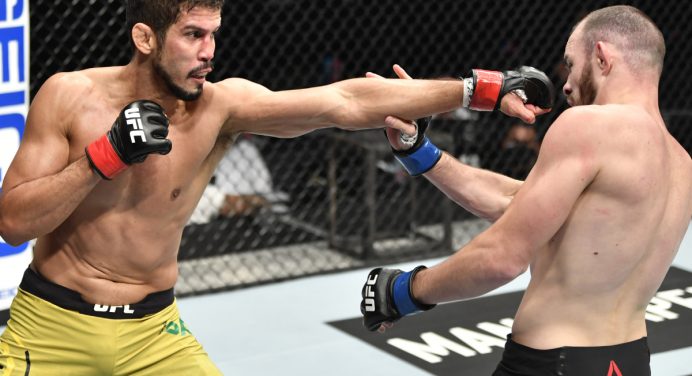 Russo é dispensado após série de golpes ilegais contra Léo Santos no UFC 251