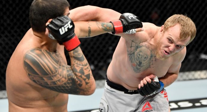 Brasileiros saem derrotados nas primeiras lutas do UFC Abu Dhabi 3