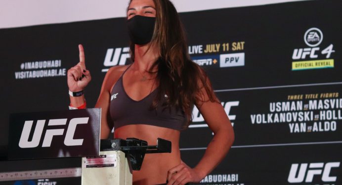 Amanda Ribas explica razão do choro no octógono após vitória no UFC