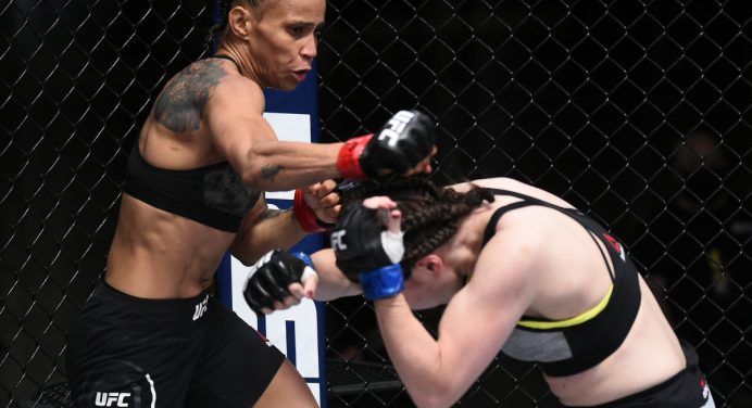 Amanda Lemos supera rival japonesa e conquista segunda vitória seguida no UFC