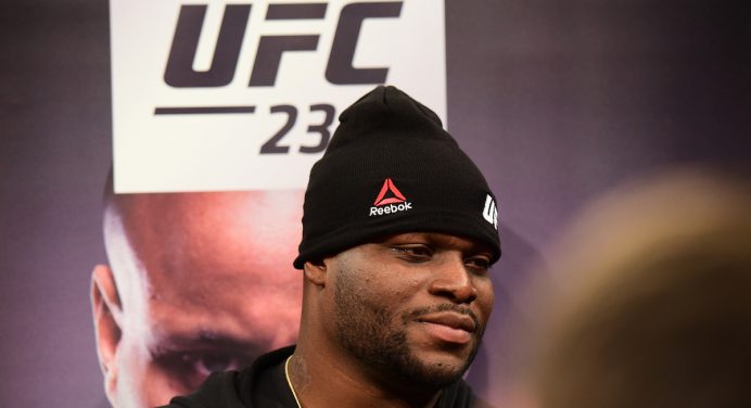 Derrick Lewis promete retomar estilo agressivo contra russo no UFC Las Vegas