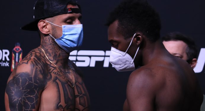 Tapa buraco! UFC age rápido e escala duelo momentos após pesagem oficial