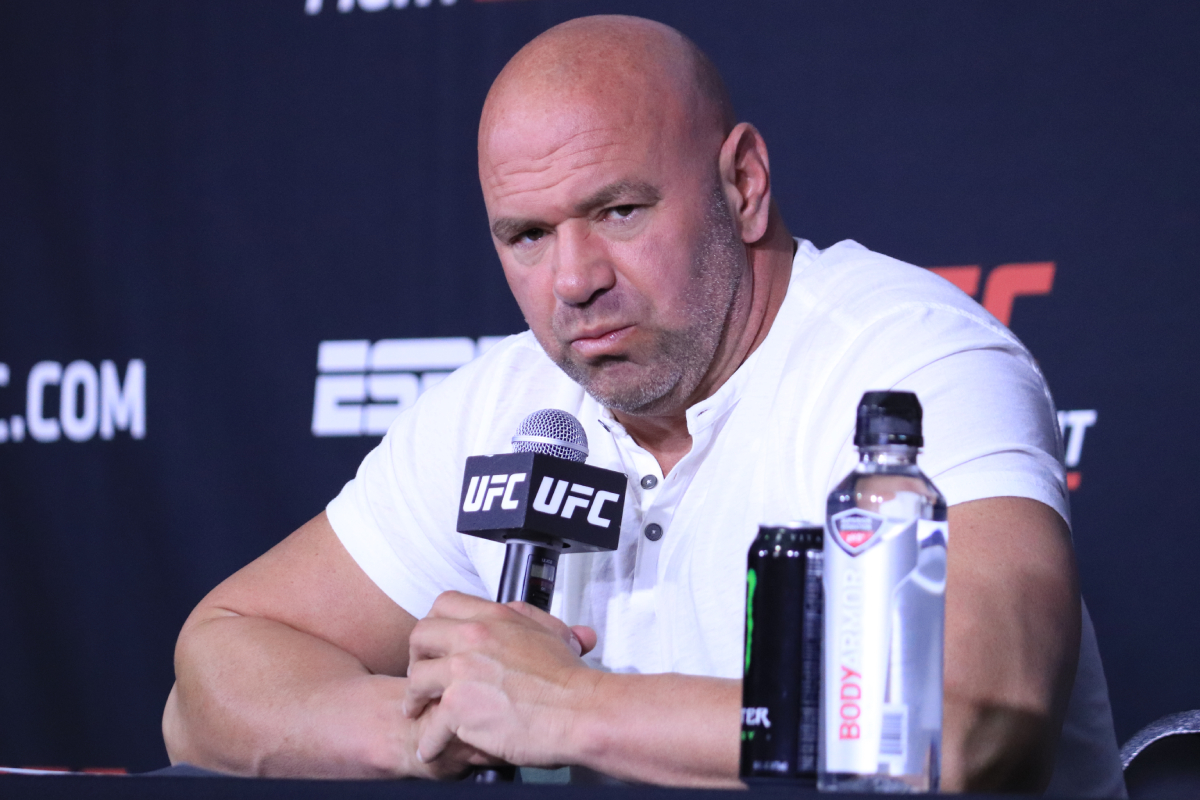 Dana dispara contra jornal que criticou arena lotada no UFC 261: “Pedaço de m***”