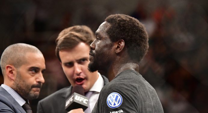 Cannonier pede vaga de reserva na disputa entre Adesanya e ‘Borrachinha’