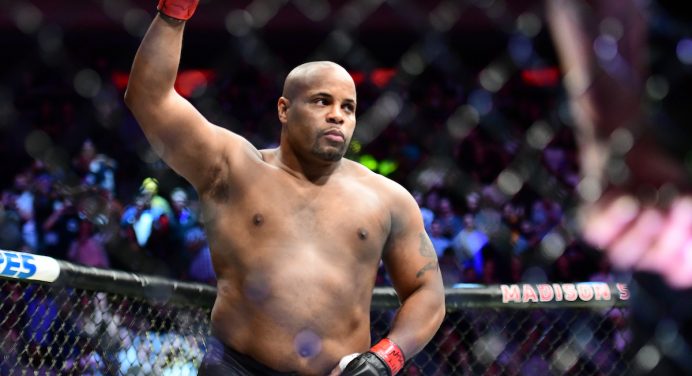 Cormier ignora Jon Jones e aponta Miocic como maior rival em sua carreira no MMA