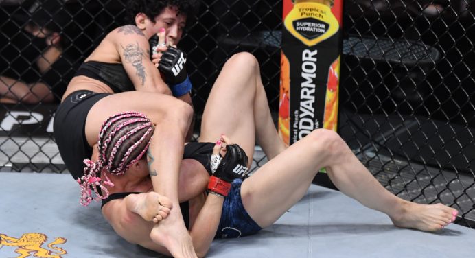 Virna Jandiroba dá show de jiu-jitsu e finaliza veterana do UFC no 1º round