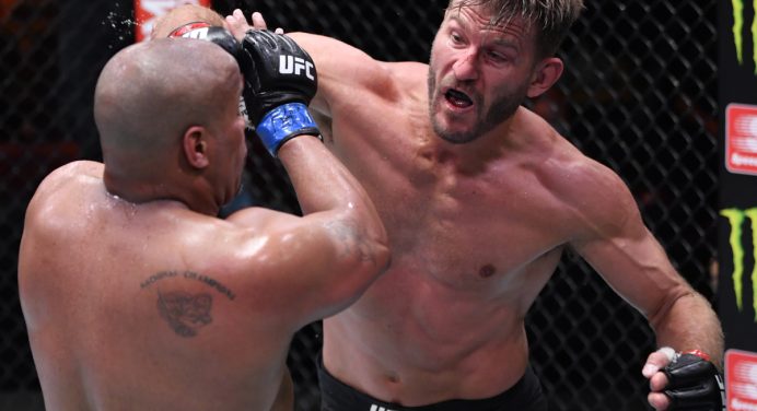 Stipe Miocic domina duelo no UFC 252 e aposenta Daniel Comier