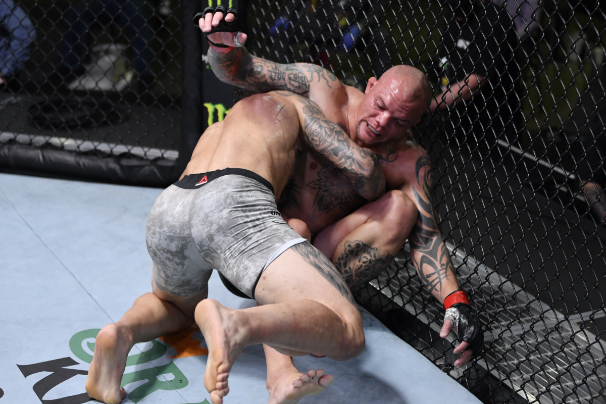 Frustrado após nova derrota, Anthony Smith cogita voltar ao peso-médio do UFC