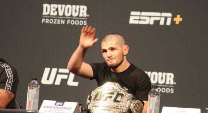 Khabib diz que peso-leve deve “seguir em frente” e cita Poirier como próximo campeão