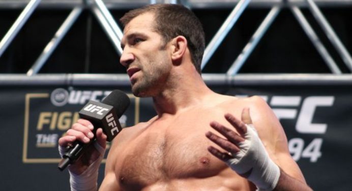 Luke Rockhold elogia estilo de Adesanya, mas afirma que sabe como vencê-lo