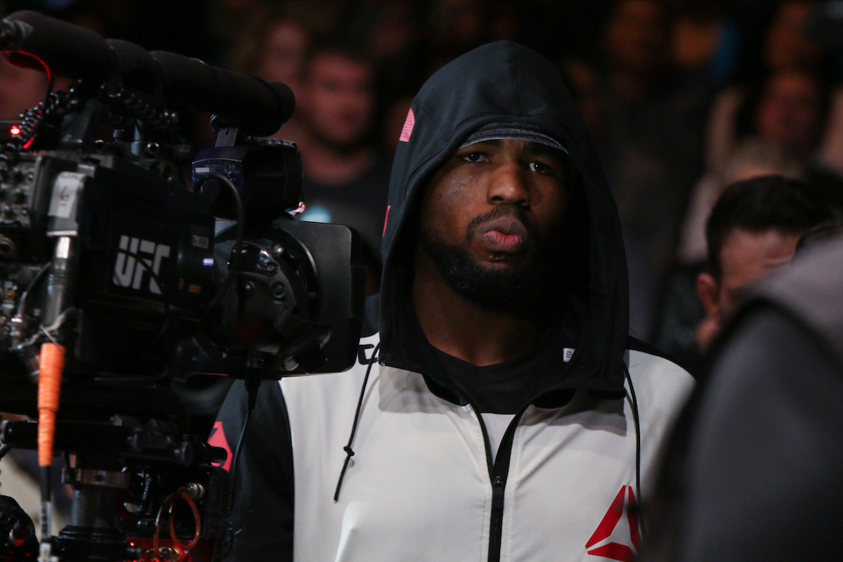 Ex-UFC critica disputa entre Adesanya e Blachowicz: “É sobre ganhar mais dinheiro”