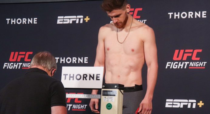 UFC pune Shahbazyan por entrar no octógono com bandeira de ‘regime ilegal’