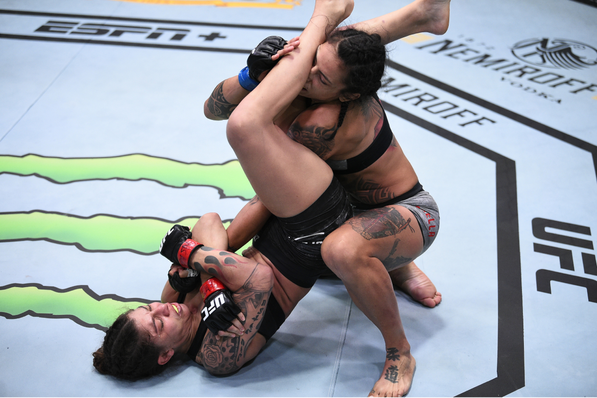 Mayra ‘Sheetara’ finaliza no 1º round e volta a vencer no UFC