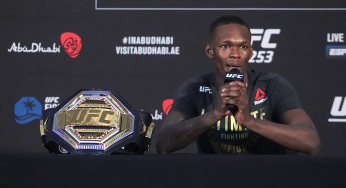 Adesanya chama Weidman de “acabado” e faz previsão de possível luta entre eles