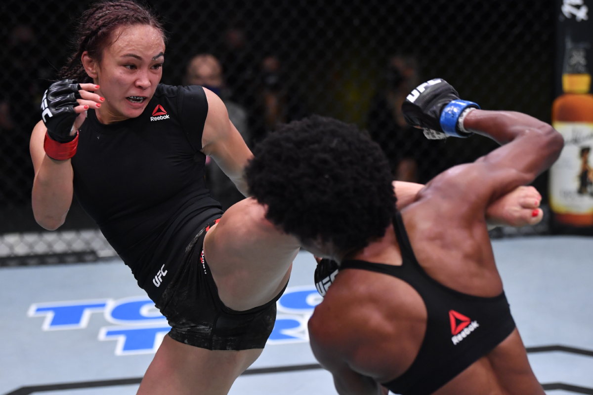 Michelle Waterson vence guerra de 25 minutos contra Angela Hill no UFC