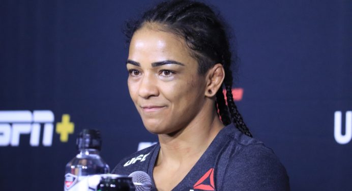 Viviane Araújo dedica vitória no UFC Las Vegas para avó falecida