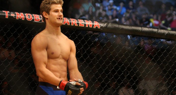 Super Sage Northcutt anuncia noivado com atriz por meio das redes sociais