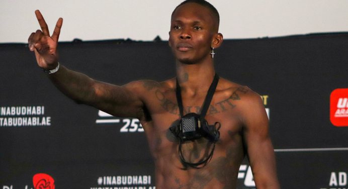 Comentarista do UFC critica “sarrada” de Adesanya em ‘Borrachinha’: “Grosseiro”