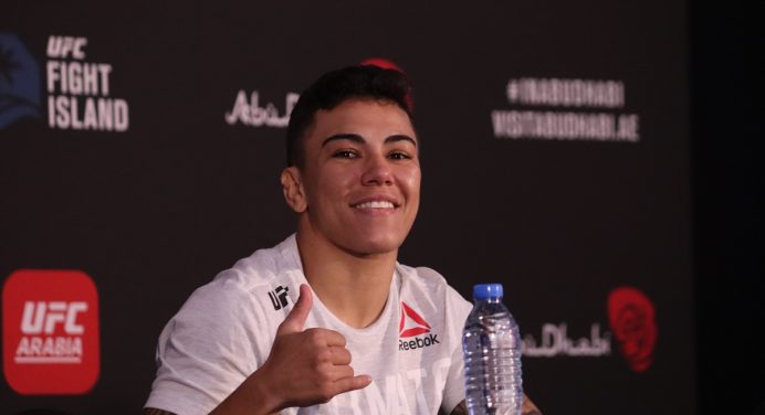 De olho no UFC 255, ‘Bate-Estaca’ aprova chance de revanche contra Jennifer Maia
