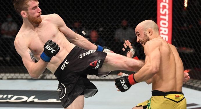 Marlon Moraes é surpreendido e acaba nocauteado no 2º round em Abu Dhabi