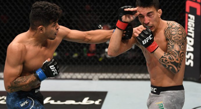 Thomas Almeida perde por decisão unânime em retorno ao octógono do UFC