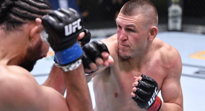 Show de nocautes marca card preliminar do UFC na despedida de Anderson Silva