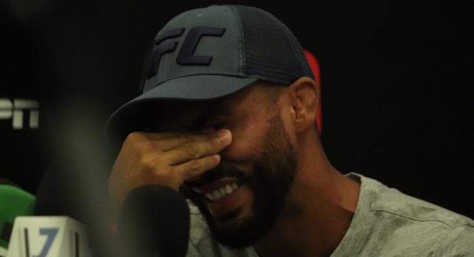 Edson Barboza se emociona com vídeo de filho e promete lhe dedicar a vitória