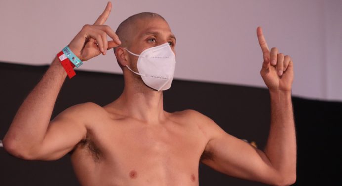 Irreconhecível! Brian Ortega raspa a cabeça para pesagem do UFC ‘Ilha da Luta’