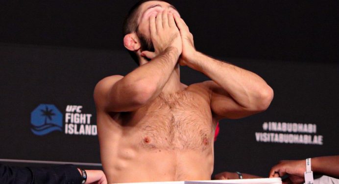 Abatido, Khabib Nurmagomedov se pesa sem roupa para confirmar luta no UFC 254