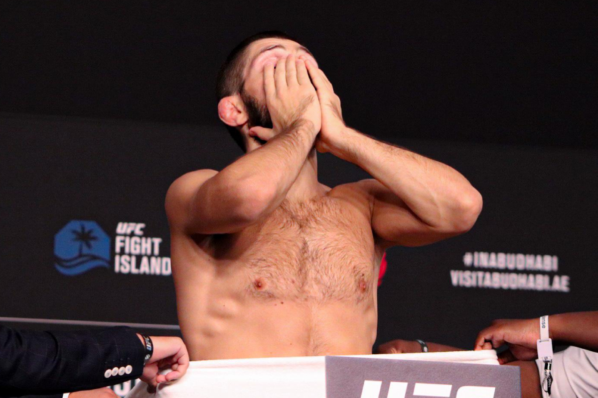 Abatido, Khabib Nurmagomedov se pesa sem roupa para confirmar luta no UFC 254