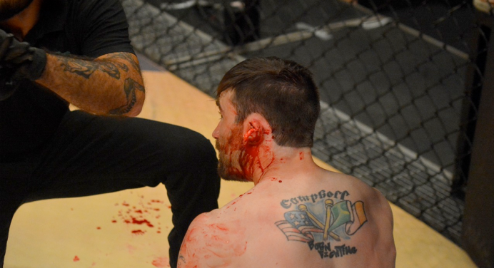 Taura 10: Ary Farias quase decepa orelha de rival e conquista cinturão interino