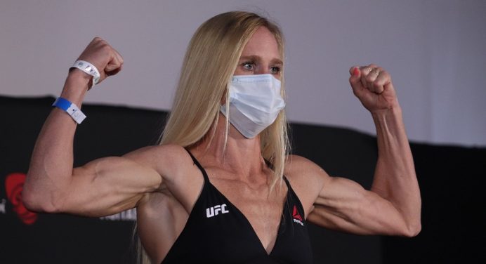 Em pesagem tranquila, Holm e Aldana batem peso e confirmam duelo principal do UFC