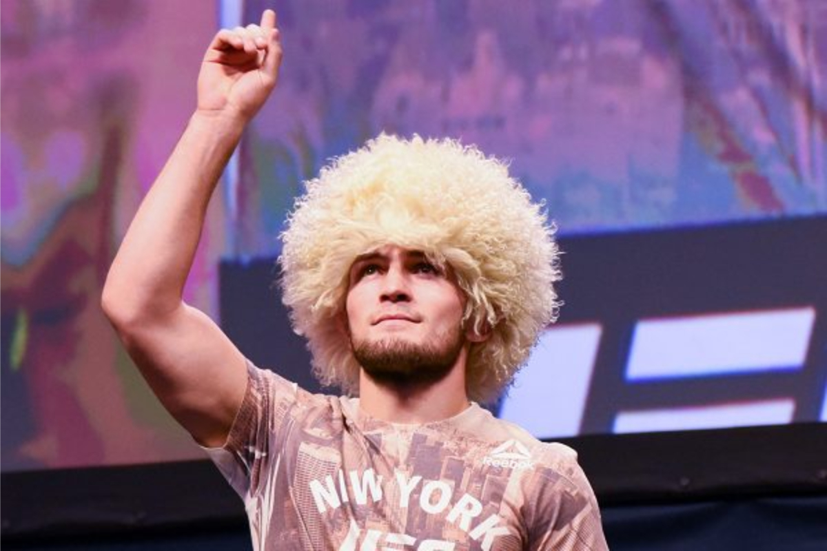 Khabib admite manter contato com Dana White, mas nega retorno ao UFC