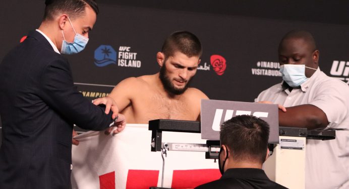 Treinador de estrelas do MMA acusa Khabib de não bater o peso para o UFC 254