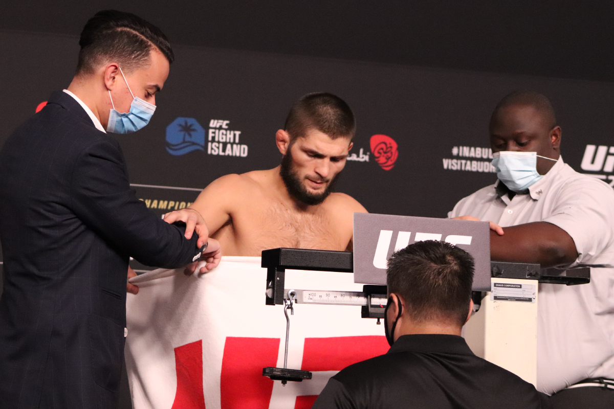 Treinador de estrelas do MMA acusa Khabib de não bater o peso para o UFC 254